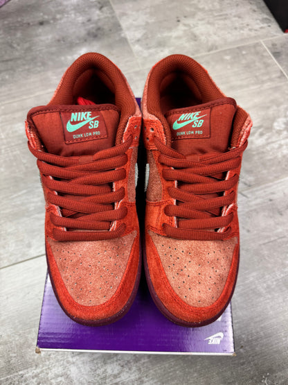 37.5 - Nike dunk low SB 'Mystic Red'